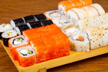 Lezzetli yılan balığı sushi roll seti