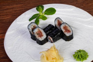 Ton balığı ile Japon Maki rulo