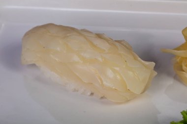 Kalamar ile Japon soğuk suşi