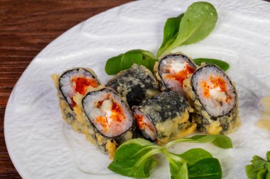 Yılan balığı ve tobiko ile tempura rulo