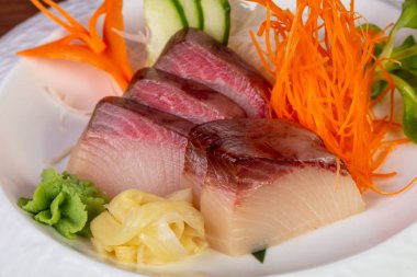 Japon soğuk sashimi sarıkuyruk ile