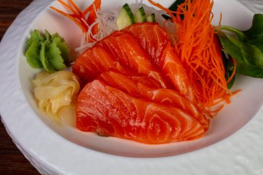 Japon soğuk sashimi somon ile
