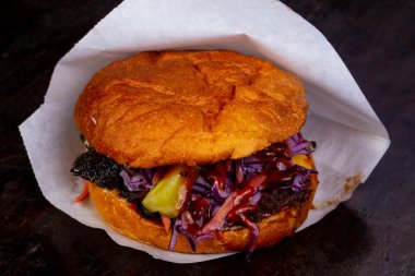 Burger çekti domuz ve kırmızı lahana