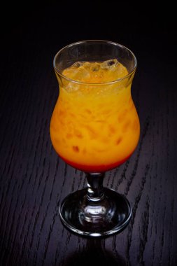 Tatlı bardak tekila Sunrise kokteyli