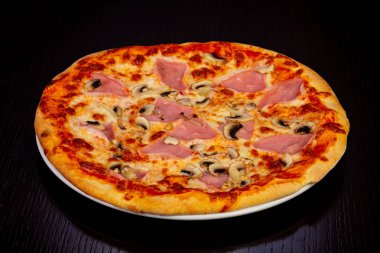 Jambonlu ve peynirli lezzetli pizza.