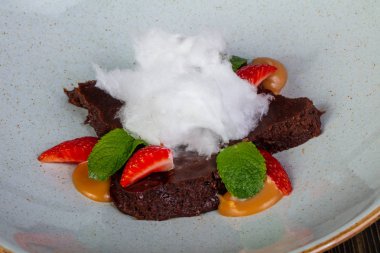 Nane brownie kek çilek ile hizmet