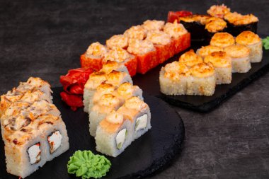 Japon Suşi ile çeşitli madde ayarla