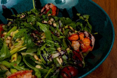 Avokado ve karides salatası