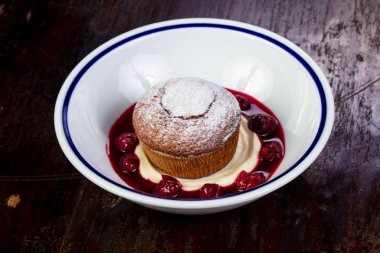 Kek çilek ve krema ile