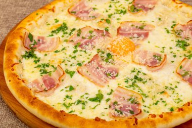 Pizza Carbonara jambon ve yumurta