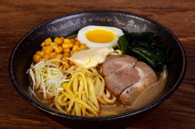 Domuz eti ve yumurta ile Japon Ramen çorbası