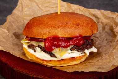 Etli ve peynirli hamburger.