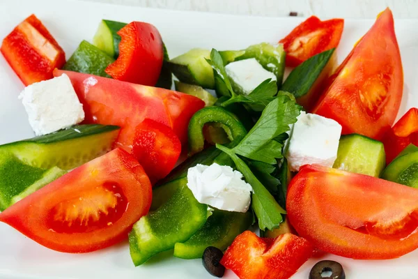 Beyaz Peynir Ile Geleneksel Yunan Salatası — Stok fotoğraf