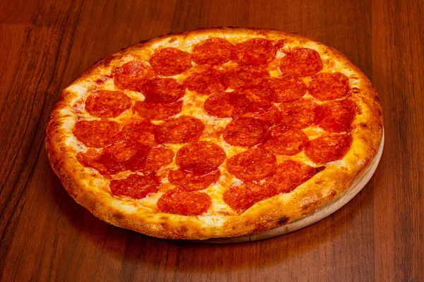 Pizza Pepperoni Aux Saucisses Sur Fond Bacs Bois — Photo