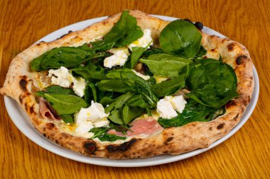 Pizza jambon, buratta ve ıspanak ile