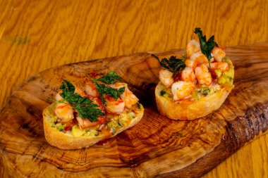 Bruschetta karides ve otlar ile