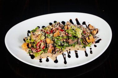 salata tavuk ve sos ile