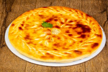 Ahşap arka plan üzerinde geleneksel Osetya pasta