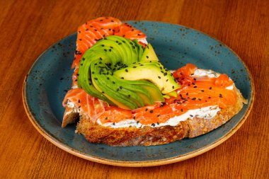 Somon ve avokadoyla bruschetta.