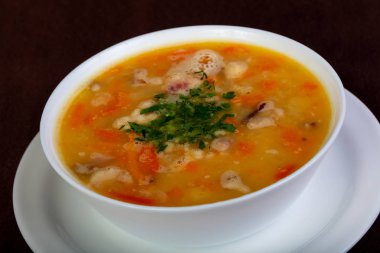 Etli sıcak bezelye çorbası