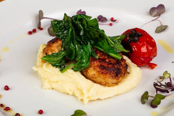 Chuleta Pollo Con Papas Espinacas —  Fotos de Stock