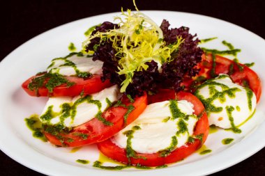 İtalyan Caprese salatası pesto ve mozarella