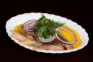 Patates ve soğan ile ringa balığı filetosu