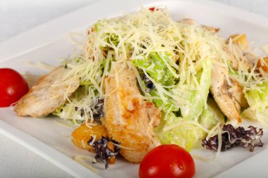 Sezar salatası tavuk ve peynir