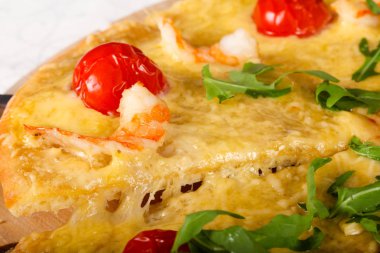 Karides pizza ruccola ile