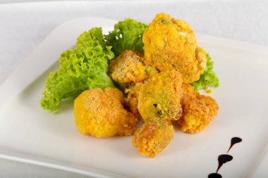 Fried brokoli salata yaprakları ile