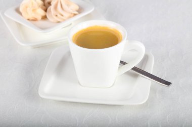 Beyaz masada sıcak Espresso kahve