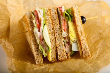 Club sandviç et, peynir ve sebze ile