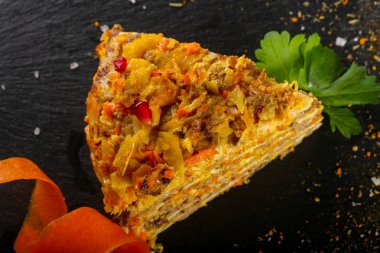 Siyah arka plan üzerinde karaciğer pan-cake