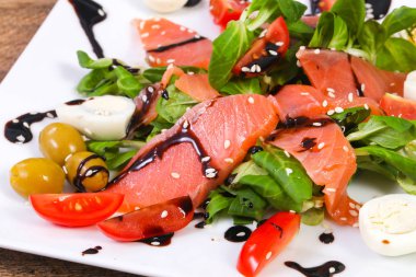 Somon salatası yumurta ve Balzamico