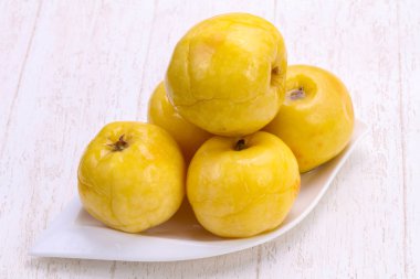 Kabın içinde turşu sarı elma