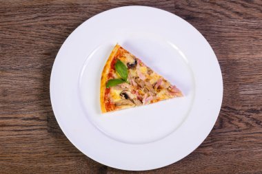 Jambon ve mantar peynirli pizza