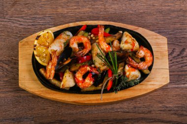 Deniz ürünleri karides, midye, Balık ve kalamar ile pan karıştırın