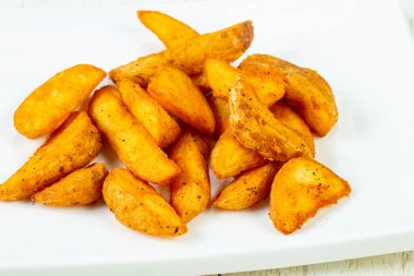 Sıcak lezzetli kızarmış patates dilimleri 
