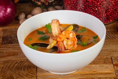 Otlar ile lezzetli Tom Yum çorbası