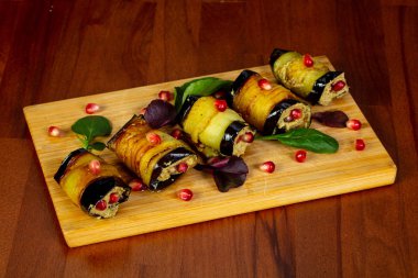 Fındık ve peynirli patlıcan rulo