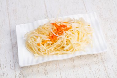 Havuç ile karışık lezzetli turşu lahana salatası
