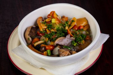 Salamura mantarlar bitki ve baharat ile karıştırın