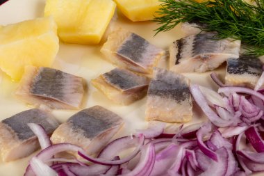 Soğan ve patates ile ringa balığı