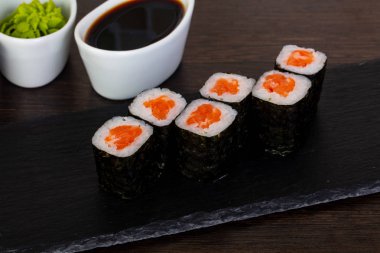 Kırmızı çiğ balık ve wasabi ile iştah açıcı suşi