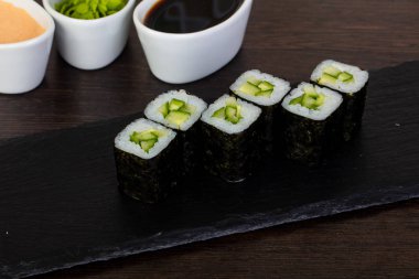 İştah açıcı suşi salatalık, wasabi ve sos ile