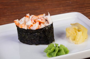 Japon Gunkan suşi karides ile