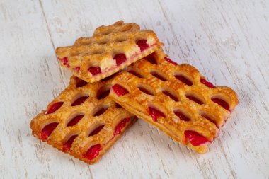 Reçelli enfes poğaçalı börek.