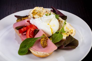 Jambon, domates ve hardal ile lezzetli bruschetta