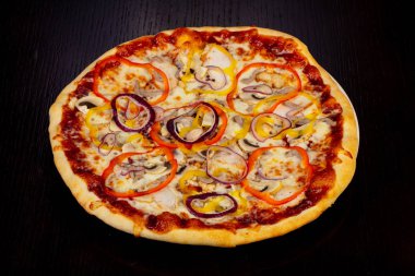 Lezzetli Barbekü pizza biber, soğan ve mantar ile