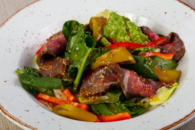 Alarmdan ve sebze salatası